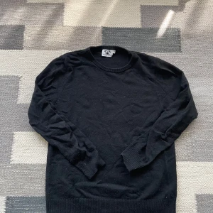 Svart stickad tröja  - Svart stickad tröja från stilgruvan. Storlek M. Ganska använd men inga hål