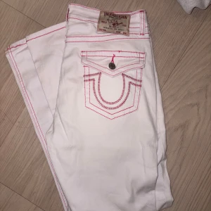 Jeans - storlek S men väldigt stora i storleken så passar upp till M/L inte äkta!!  Går nog att sy om till shorts eller göra något annat coolt med dom🤍 Skicka gärna prisförslag kan sälja för mycket billigare  har ingen bild på då dom var jätte förstora på mig :/   #truereligion #y2kstyle #2000s