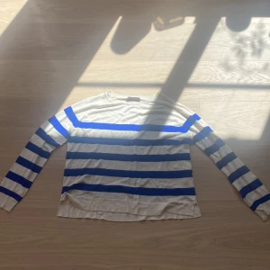 Randig långärmad tröja från Zara - Säljer en snygg långärmad tröja från Zara i storlek L. 