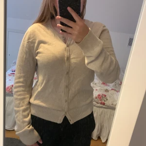 Beige kofta med knappar H&M - Gammal och använt en del men den är fortfarande i väldigt fint skick💕
