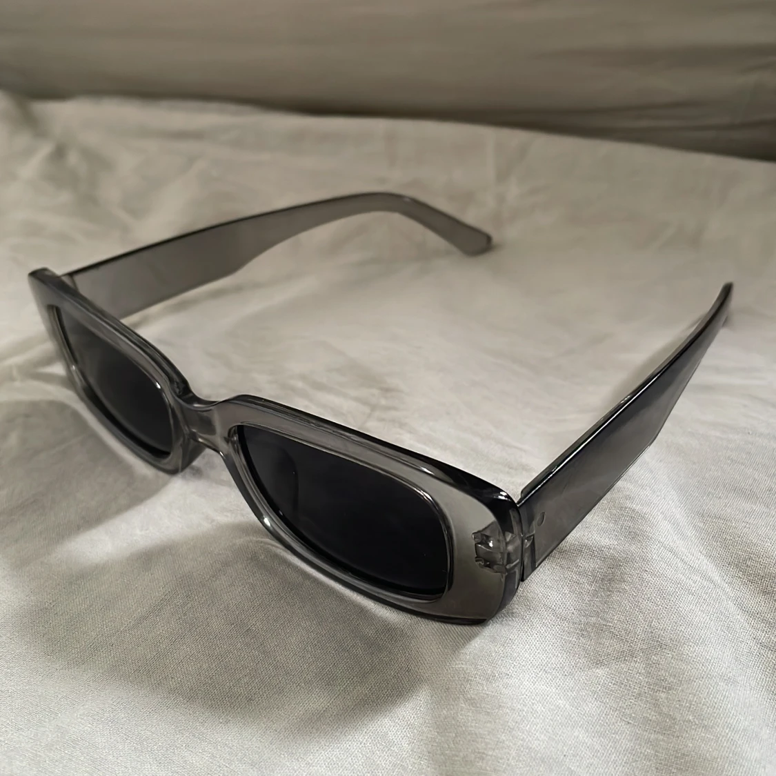 Två rektangulära solglasögon - 1