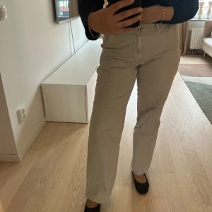 Beige cargopants med raka ben - Beige cargopants med raka ben. Storlek M loose fit 😍knappt använda, väldigt fint skick.