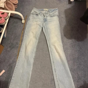 Ljusblå Superlow Bootcut jeans Levis - Säljer ett par ljusblå Levis Superlow Bootcut jeans i storlek 24. Midjemått - ca 35 innerbenslängd - ca 78
