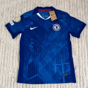 Chelsea T-Shirt ”Palmer” - Tjena! Säljer nu min Chelsea tröja. Skicket på tröjan är 9/10. Den är stolek S. Priset kan diskuteras👍. Vid fler frågor/bilder är det bara att höra av sig 👍👍
