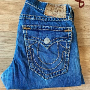 True Religion Jeans Billy Super T  - Feta true religion jeans, bootcut, storlek 34, bra skick, midja 43cm, 104cm längd, 77cm innerben och 24.5cm ben öppning .