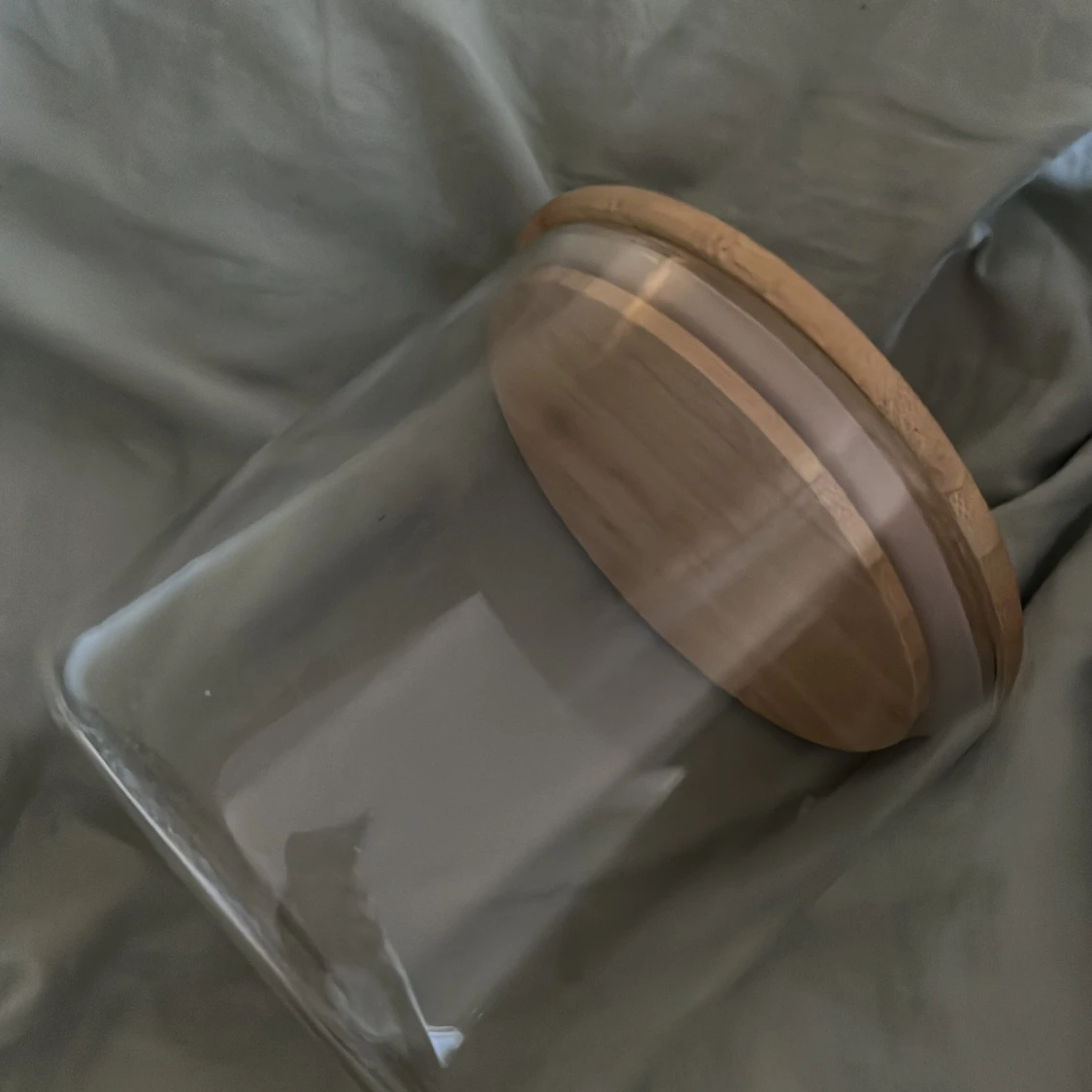 glasburk med trä lock