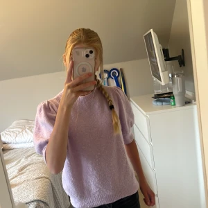 Ljuslila stickad tröja Vero Moda - Superfin ljuslila stickad tröja från Vero Moda med puffade axlar och ribbade muddar vid hals, ärmslut och nederkant. Lite nopprig pris kan diskuteras