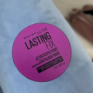 Maybelline Lasting Fix löspuder - Maybelline Lasting Fix är ett transparent löspuder som ger en matt finish hela dagen. Kommer i en rund plastburk med svart lock och innehåller 6 g. Perfekt för att fixera din makeup och ge en slät, blurad look utan glans.