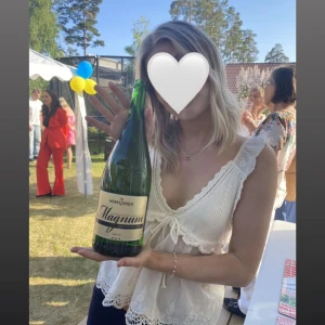 Vit zara topp - Så fin zara topp! Storlek M men passar även S. Bara använd en gång, jättebra skick❣️