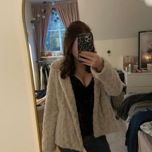 Beige pälsjacka från Zara Kids - Säljer en fluffig och supermysig beige pälsjacka från Zara Kids. Jackan är långärmad med normal passform. Perfekt för dig som vill ha en unik och trendig look under höst och vinter!