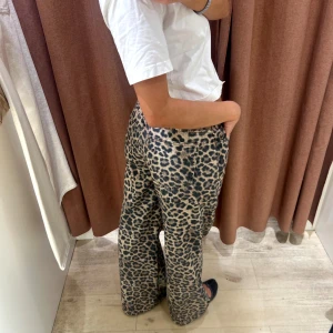 Leopardmönstrade  jeans - Säljer ett par sjukt snygga jeans med leopardmönster i beige och svart. Modellen är widel och passar perfekt för dig som vill sticka ut och addera lite edge till din outfit.💘💘