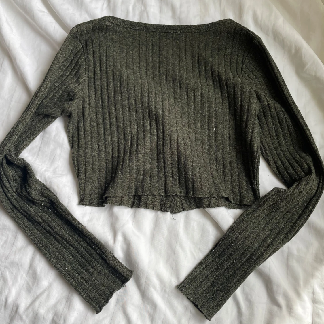 Olivgrön ribbad croppad kofta Bik Bok - 1