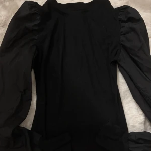 Långärmad tröja  - Tajt på kroppen och puffiga armar.