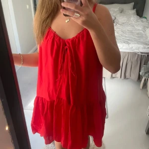 Röd kort klänning med snörning - Super fin klänning med snörning 🥰🥰aldrig andvänd!!