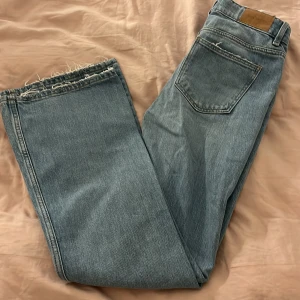 Ljus blå bootcut jeans💕 - Fina blåa bootcut jeans med hål ifrån ginatricot i storlek 152 men jag skulle nog vara 100% på att de passar 158 också💕 säljer för de är för stora💕💕