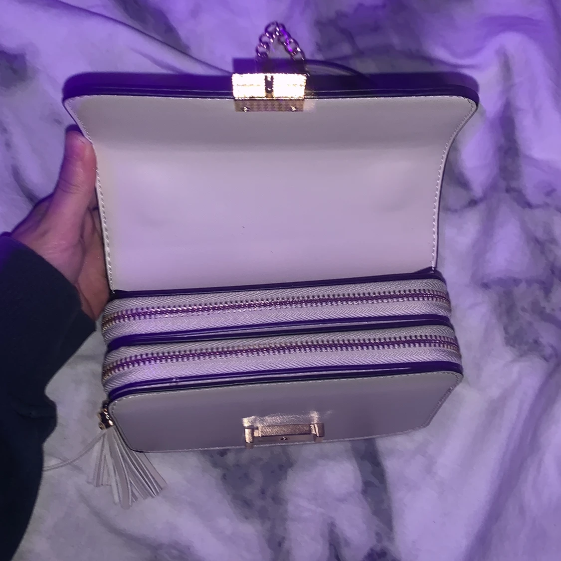 Vit axelväska från Guess med kedja - 1