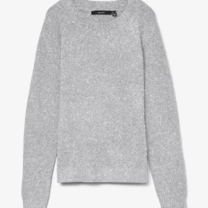 Grå stickad tröja från Vero Moda - Mysig grå stickad tröja från Vero Moda med rund hals och långa ärmar. Lite nopprig men märks inte vid användning tycker jag.Perfekt för kyliga dagar och enkel att matcha med jeans eller kjol. Tröjan har en mjuk och fluffig känsla och ribbade muddar vid hals, ärmslut och nederkant.