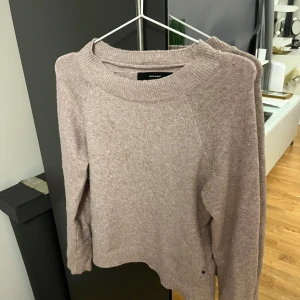 stickad tröja  - säljer en populär stickad tröja från vero moda som tyvärr inte används längre 