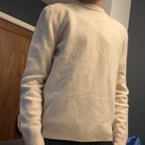 Beige sweatshirt från Massimo Dutti - Säljer en skit snygg beige Massimo dutti tröja. Storleken är herr M men har krympt i tvätten och är nu i typ Xs. Inga defekter mer än lite luddig. Jag är 170cm och väger 50kg och tycker att den är på gränsen till liten på mig. Beroende på passform så tycker jag att den passar någon från 155-170! Skriv till mig vid minsta fundering! ✅👊🏼/Gustav