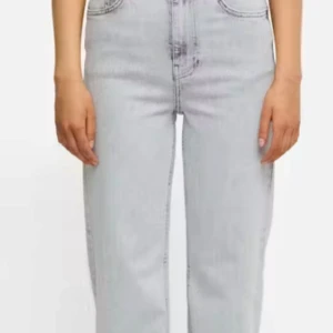 Ljusgrå raka jeans - Använda ett par gånger inga defekter pris kan diskuteras. Skriv för me infon. Nypris 700