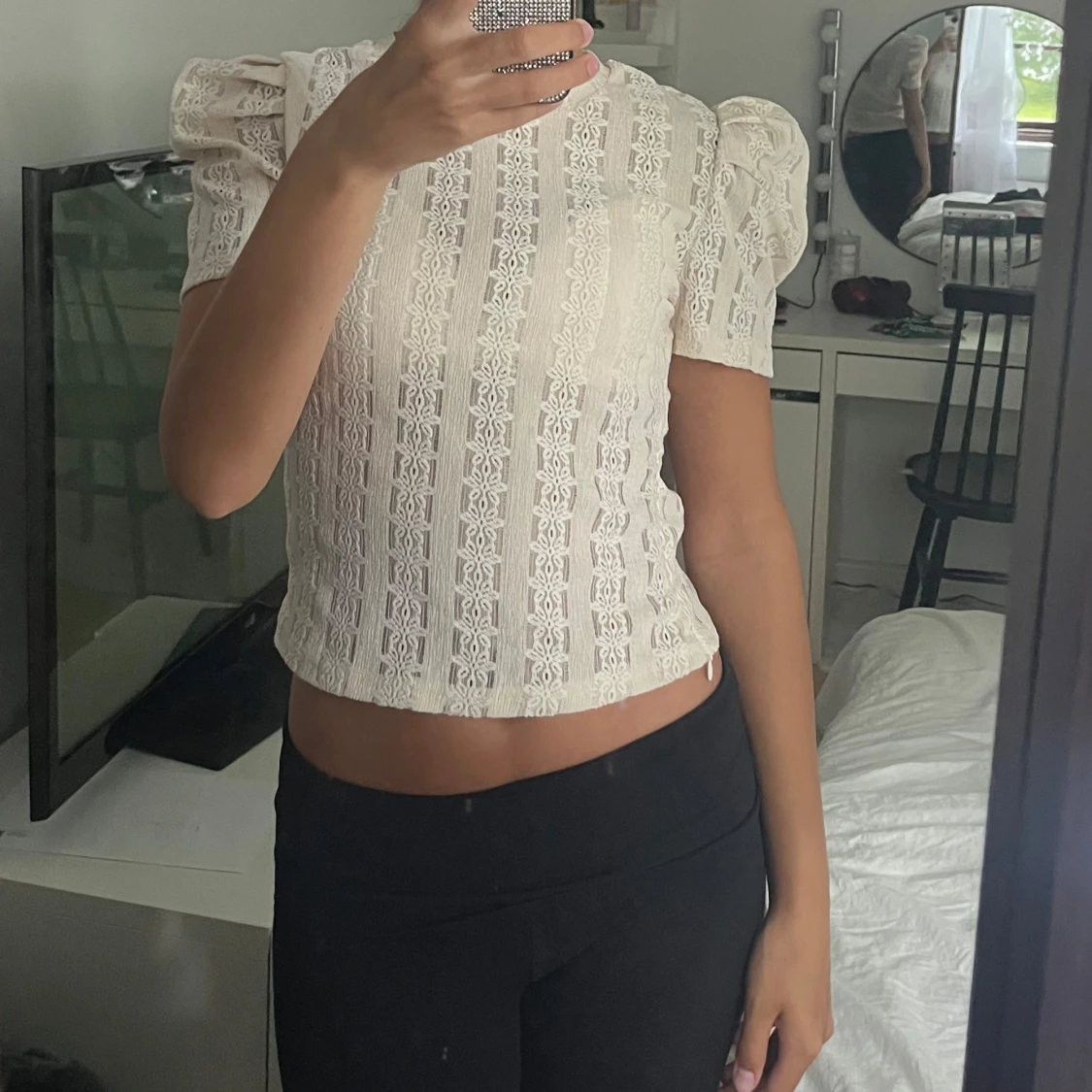 Beige spetsblus med puffärm - 1