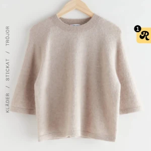 Beige stickad tröja från & Other Stories - Mysig beige stickad tröja från & Other Stories, Stockholm Atelier. Super skick inga noppor alls. Material: 52% alpacka 43% polyamid 3% elastan. Hör av er om det finns frågor och skicka gärna prisförslag💕💕💕💕
