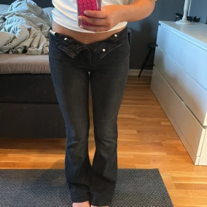 Svarta bootcut jeans från only - Säljer ett par svarta jeans från only med låg midja och bootcut passform. Är i storlek s/30