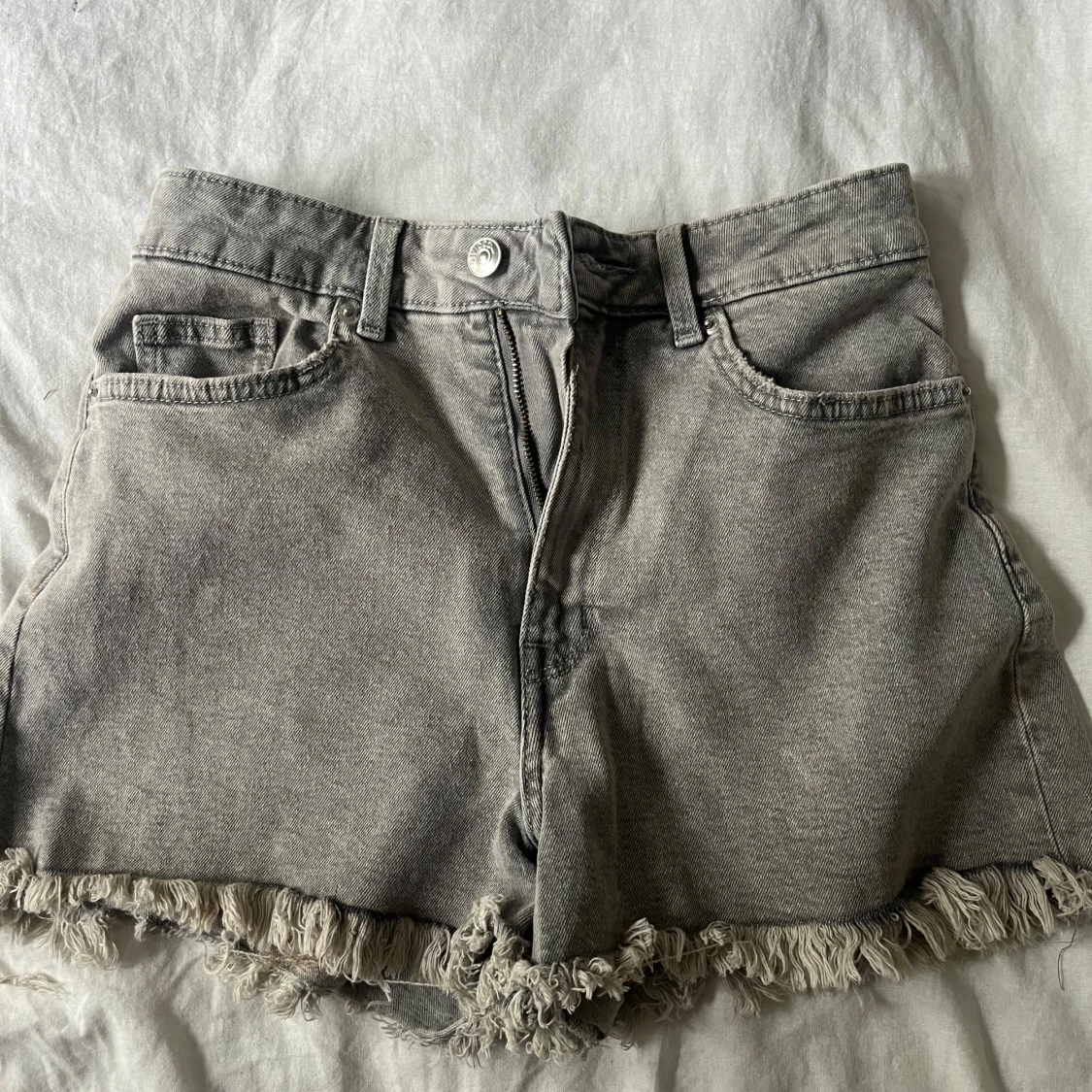 Grå jeansshorts med fransad kant - 3