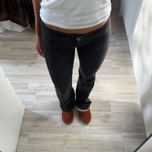 Svarta bootcut jeans låg midja - Säljer ett par svarta jeans med låg midja och bootcut passform. Sitter som en xs/s materialet är lite stretchigt. 