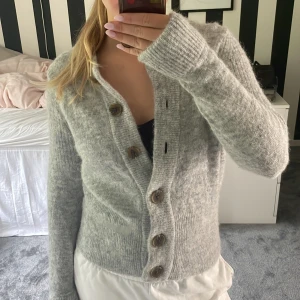 Grå stickad kofta från Selected Femme - Mysig grå stickad kofta från Selected Femme med stora knappar.🤗