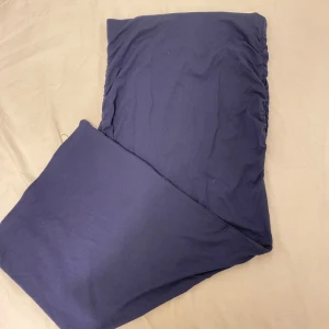 Mörkblå långkjol från Gina Tricot - Snygg mörkblå långkjol från Gina Tricot i mjukt bomullsmaterial. Kjolen har enkel design med rak passform och resår i midjan för extra komfort. Perfekt att matcha med en crop top eller hoodie för en chill look.jätte trending. Använd typ 2 gånger 