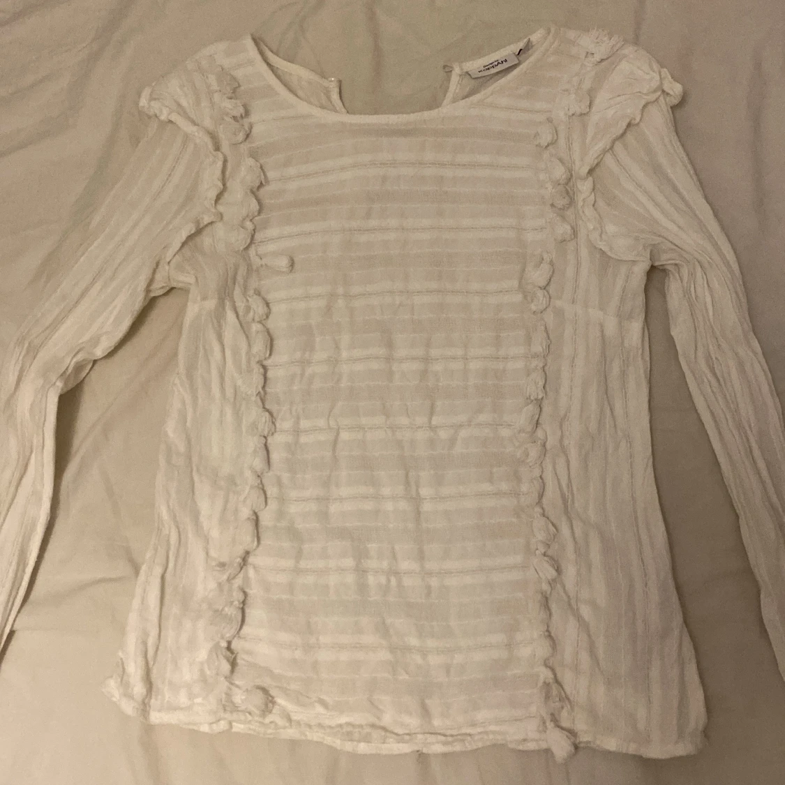 Vit blus med volang från KappAhl