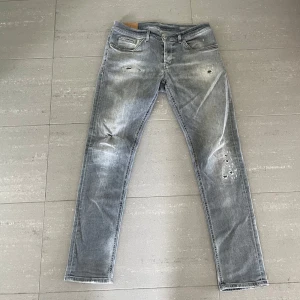 Dondup George jeans - Säljer nu dessa Dondup George jeans med snygga slitingar och tvätt i populär design, skriv fler fler bilder/frågor🙌🏼