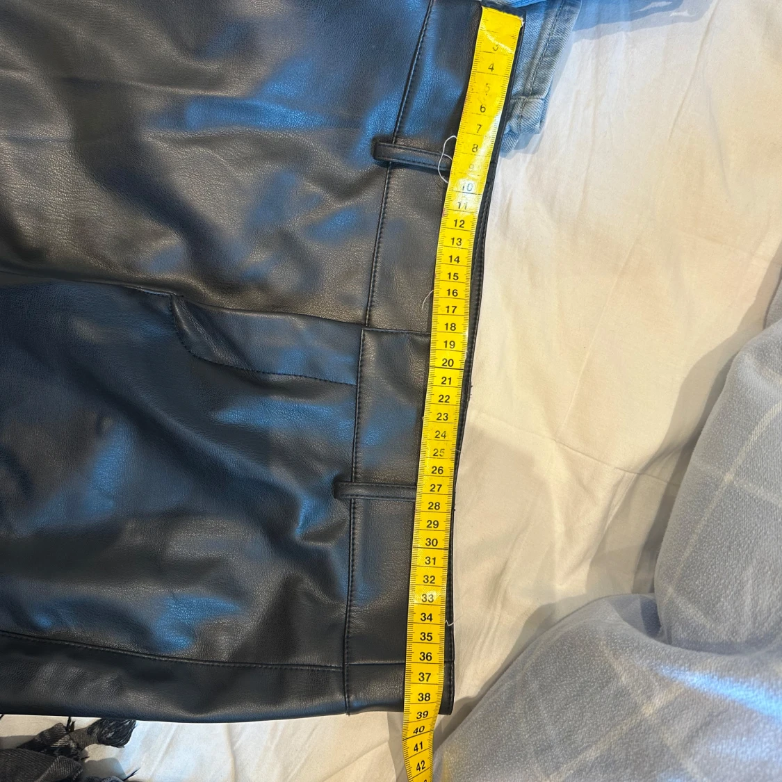 Svarta bootcut byxor i skinnimitation - 4