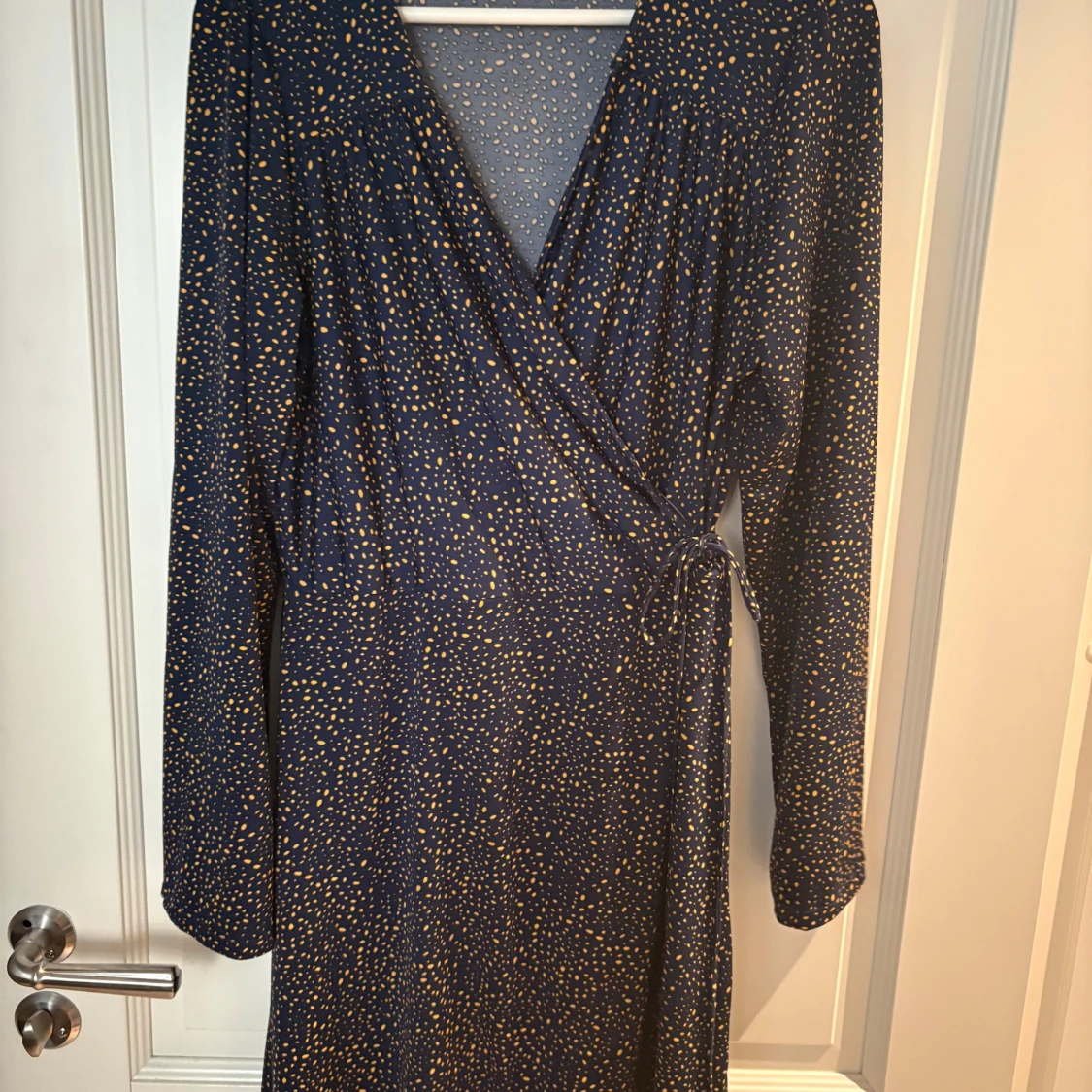 Blå omlottklänning