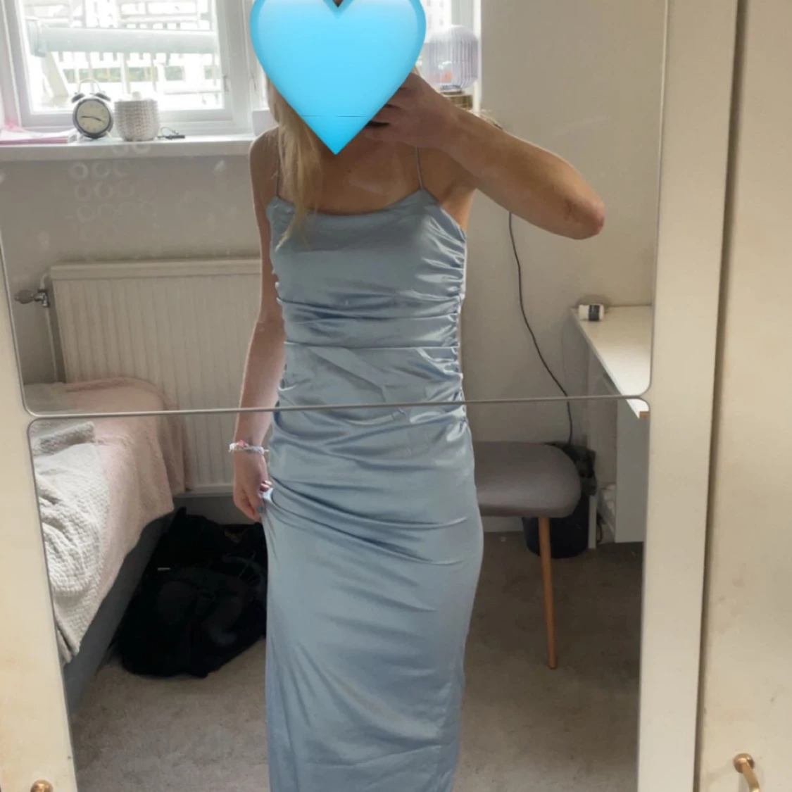 Ljusblå satinklänning med öppen rygg