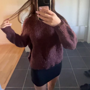 Vinröd  stickad tröja - Säljer en vinröd stickad tröja från Lindex i str M(passar mig med S också) 💕 