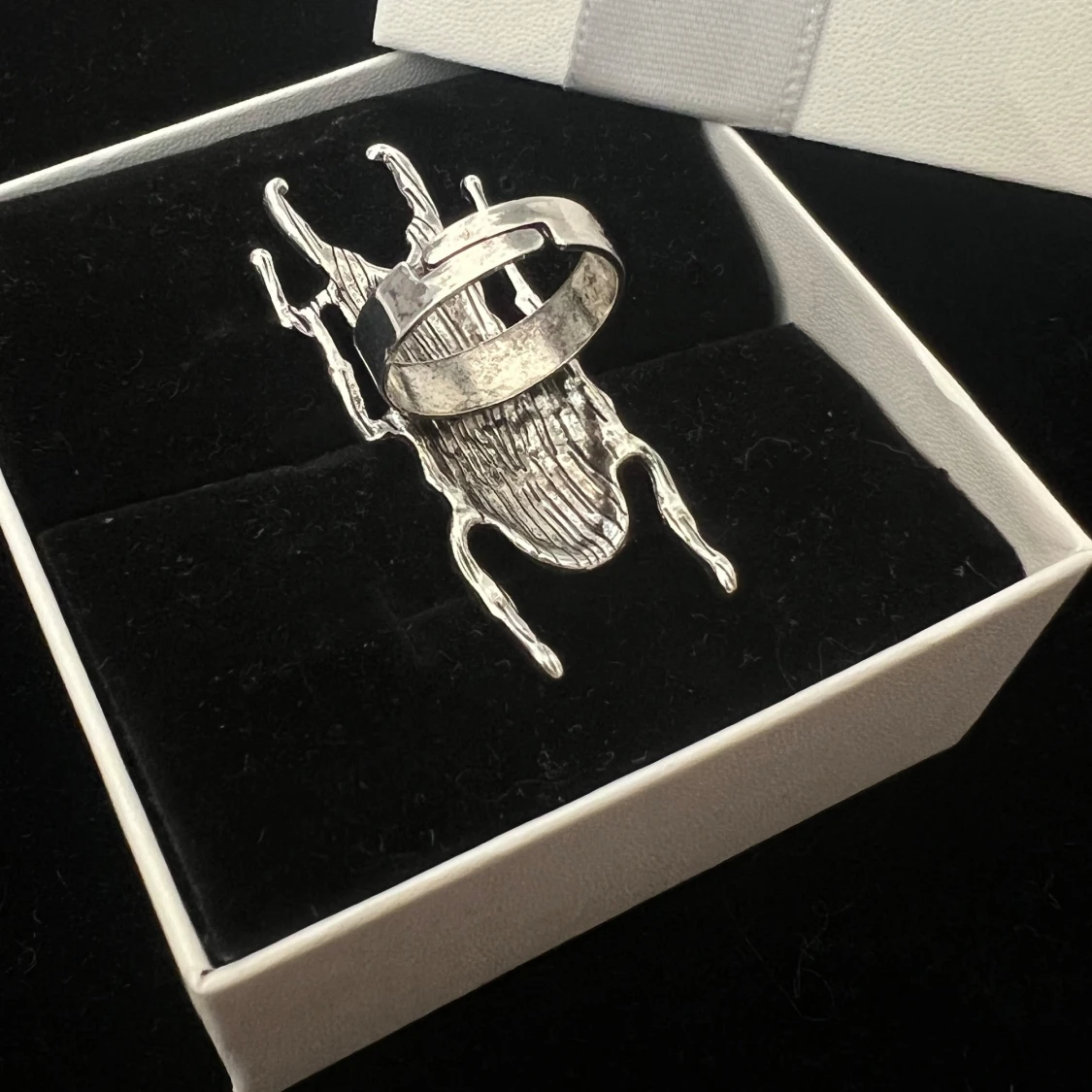 Silvrig skalbagge ring  - 1