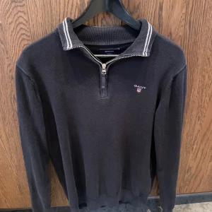 Gant halfzip  - Tjena Säljer min mörk blåa gant halfzip i strl Xs, tröjan är stickad och köpt för 1299kr, hör av er med frågor och funderingar! Inga defekter!