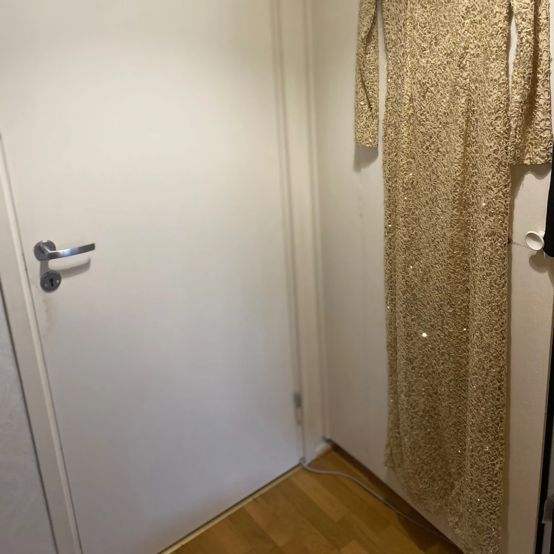 Champagnefärgad långklänning med paljetter - 1