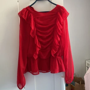 Fin röd blus  - Säljer denna jättesöta röda blus,vet tyvärr inte märke men den är i storlek S/M och är i bra skick. Passar perfekt till julen💕