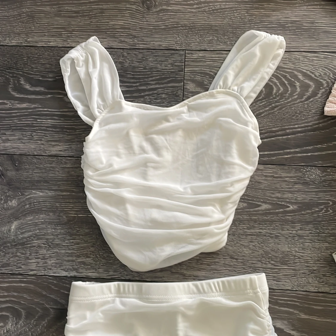 Vit omlott linnetopp med breda axelband - 1