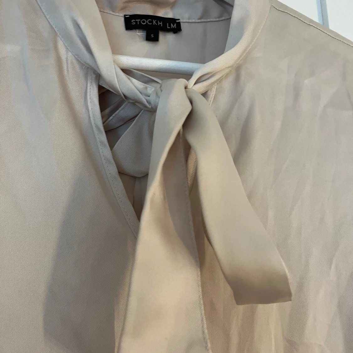 Blus med knyte vid halsen - 1