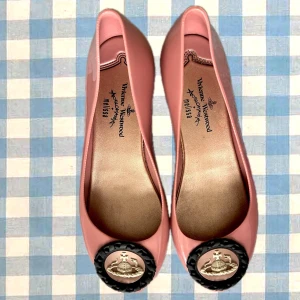 Vivienne Westwood RARE rosa ballerinaskor  - rare Vivienne Westwood Melissa rubber flats i superfin rosa färg! Sååå coola och ovanliga! Några mindre märken i gummit men inget som förstör helheten. Strl 38.