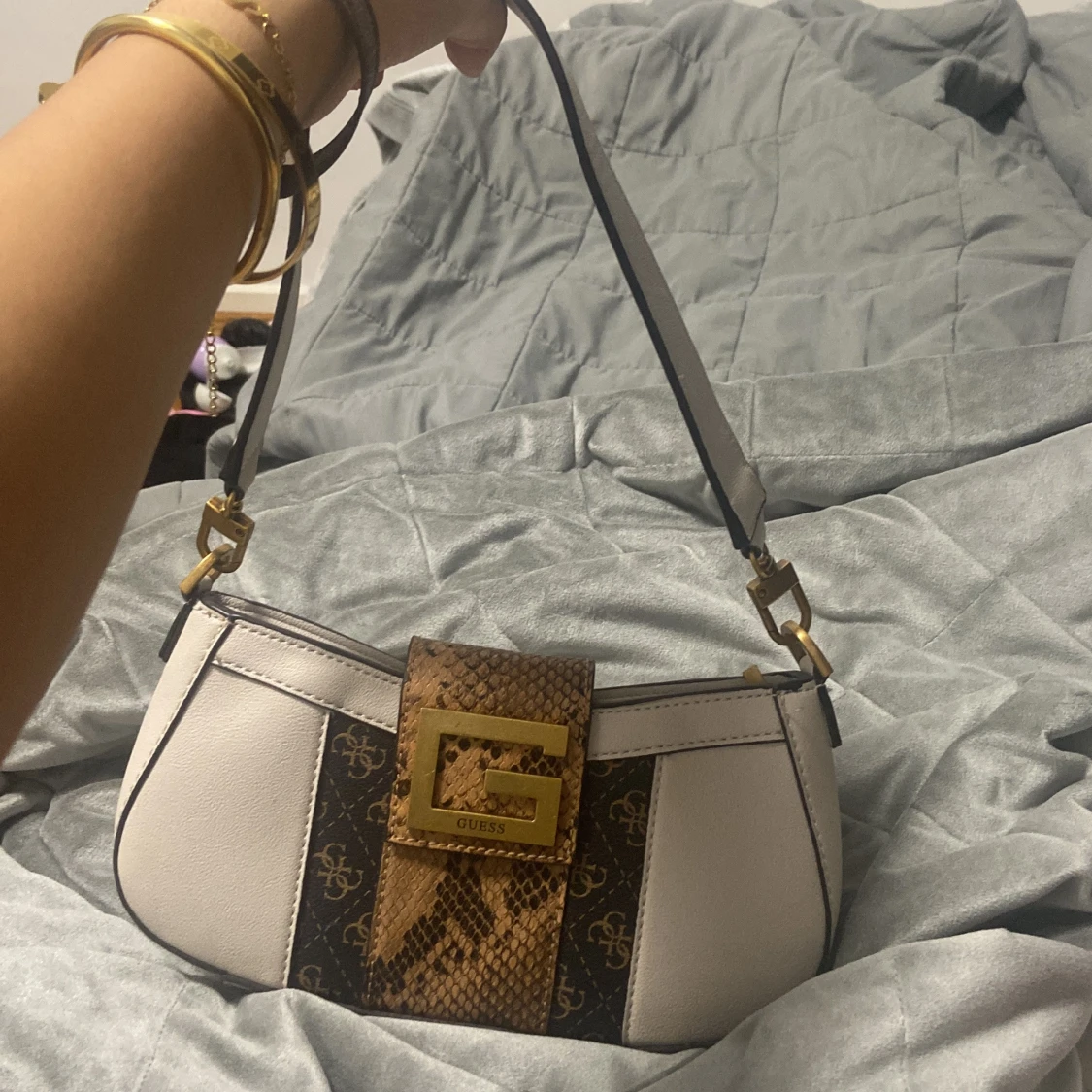 Guess axelväska med ormmönster - 1