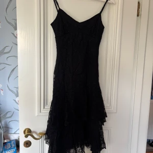 Svart glittrig klänning Beyond Retro - Cool, trendig klänning från beyond retro. Bra skick. 