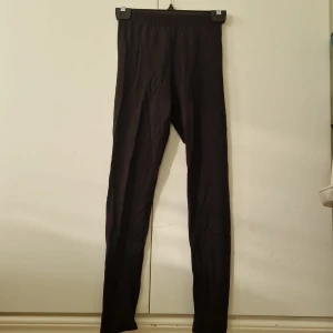 Svarta leggings från H&M, storlek 152 - Svarta raka leggings från H&M i storlek 152. Materialet är mjukt och stretchigt, vilket gör dem riktigt sköna att ha på sig hela dagen.