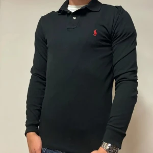 Polo Ralph Lauren Långärmad Pike | S, Slim fit  - Säljer en sjukt fet Ralph Lauren pike | Nypriset ligger på ~ 1600kr, mitt pris, 399kr | Storlek S, slim fit | Jag på bilden är 181,71kg | Inga synliga defekter, därav mycket bra skick |  Skriv vid intresse ! 💫😉