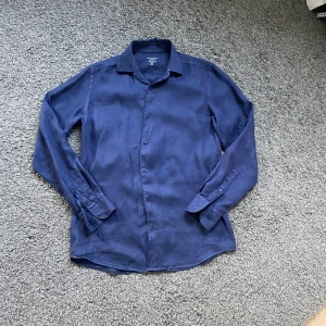 Massimo Dutti Linné skjorta - Snygg mörkblå skjorta från Massimo Dutti i 100% linne. Det är bara använd ett fåtal gånger, sick 9/10. Pirs kan diskuteras vi den snabb affär ✅ Skirv gärna vid funderingar 👍