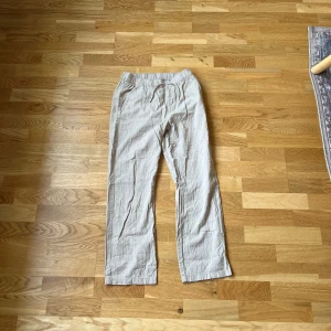 Linnebyxor - Säljer ett par linnebyxor från Kappahl 